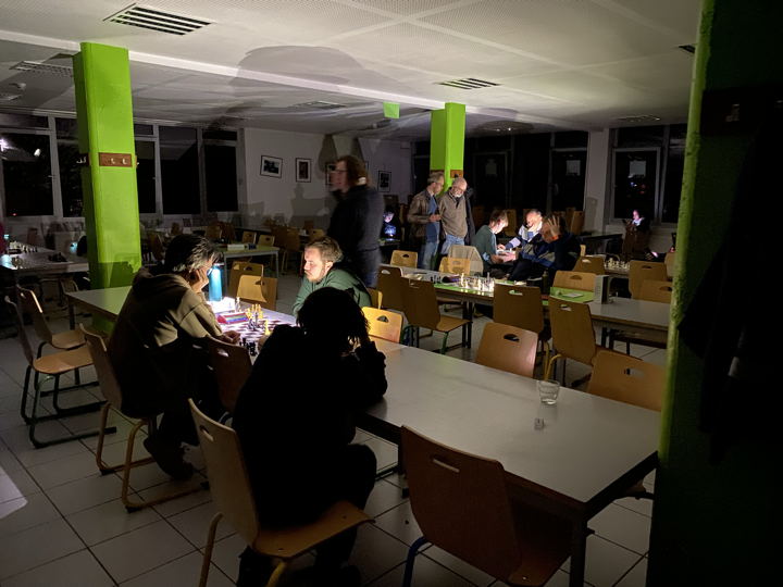 Les parties à la lueur des smartphones