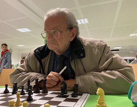 Jean Grégoire devant l'échiquier