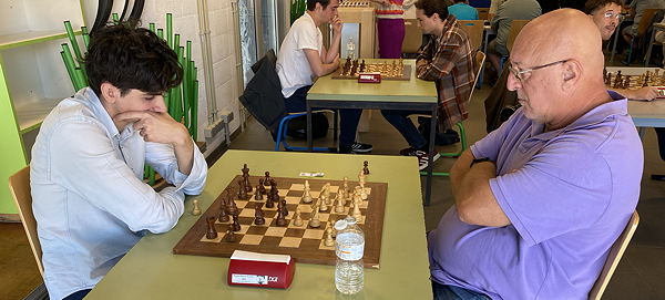 La partie entre les deux premiers du tournoi, Daniel Dardha et Mikhaïl Gurevich